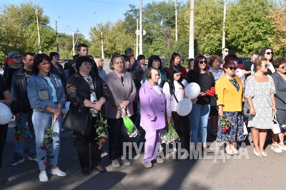 В Перевальске состоялся митинг-реквием в память о жертвах удара со стороны украинских силовиков по Перевальскому колледжу В Перевальске состоялся митинг-реквием в память о жертвах удара со стороны украинских силовиков по Перевальскому колледжу