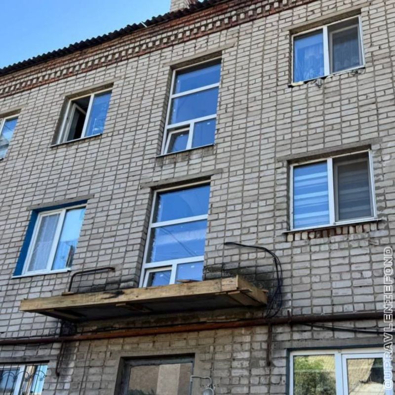 В Луганске активно идёт работа по ремонту оконных проёмов на лестничных площадках В Луганске активно идёт работа по ремонту оконных проёмов на лестничных площадках