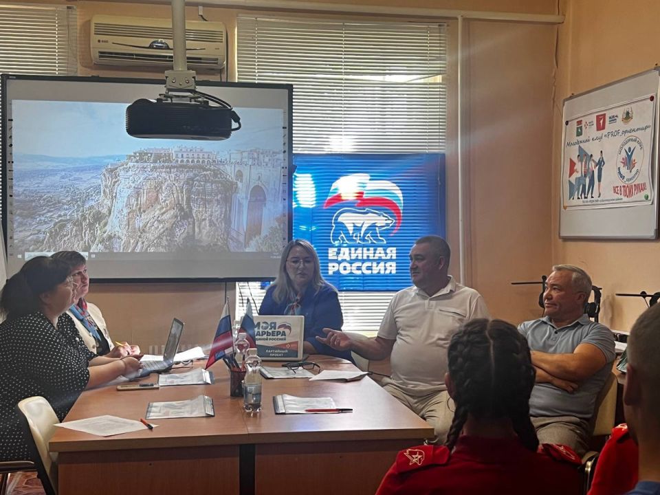 Председатель ТИК Беловодского района провёл встречу с молодежью «Твой выбор – твоё будущее» Председатель ТИК Беловодского района провёл встречу с молодежью «Твой выбор – твоё будущее»