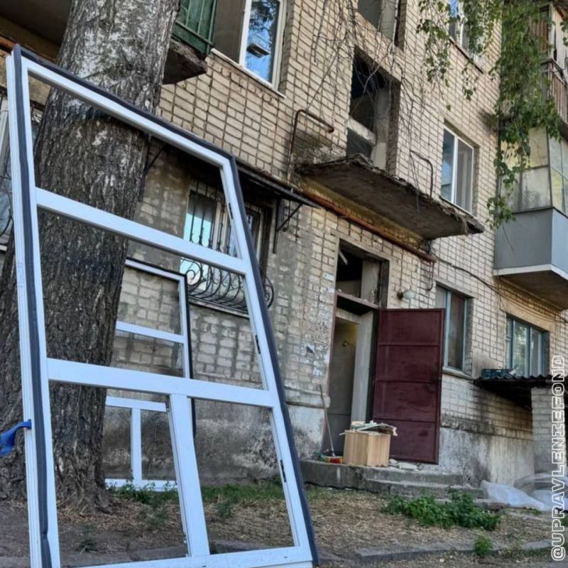 В Луганске активно идёт работа по ремонту оконных проёмов на лестничных площадках В Луганске активно идёт работа по ремонту оконных проёмов на лестничных площадках