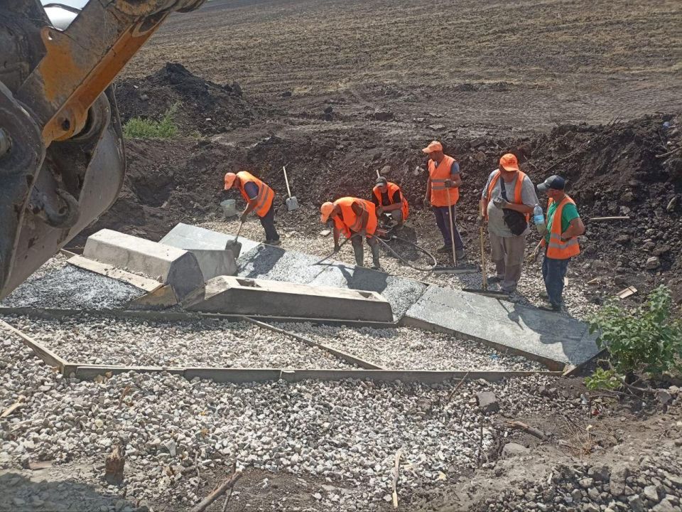 На участке дороги "Беловодск-Брусовка" закончили укладку щебеночно-песочной смеси в обочины На участке дороги "Беловодск-Брусовка" закончили укладку щебеночно-песочной смеси в обочины