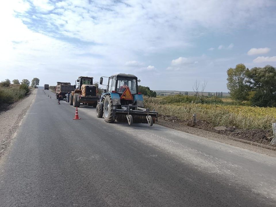 На участке дороги "Беловодск-Брусовка" закончили укладку щебеночно-песочной смеси в обочины На участке дороги "Беловодск-Брусовка" закончили укладку щебеночно-песочной смеси в обочины
