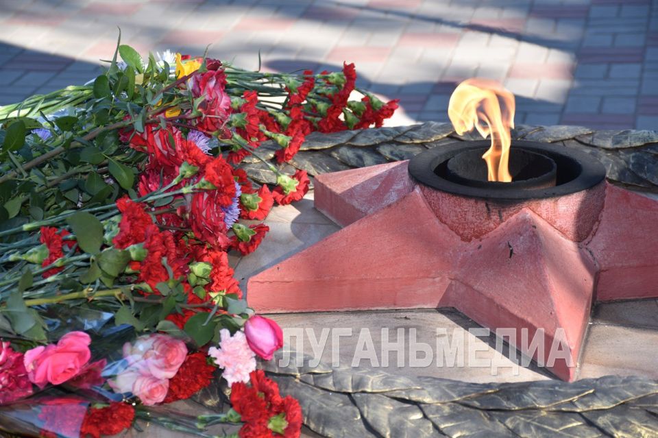 В Перевальске состоялся митинг-реквием в память о жертвах удара со стороны украинских силовиков по Перевальскому колледжу