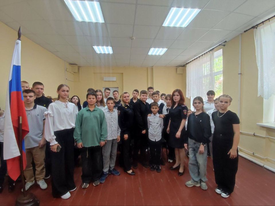 Сотрудники Госавтоинспекции совместно с сотрудниками по делам несовершеннолетних ОМВД России «Антрацитовский» провели профилактическую лекцию Сотрудники Госавтоинспекции совместно с сотрудниками по делам несовершеннолетних ОМВД России «Антрацитовский» провели профилактическую лекцию