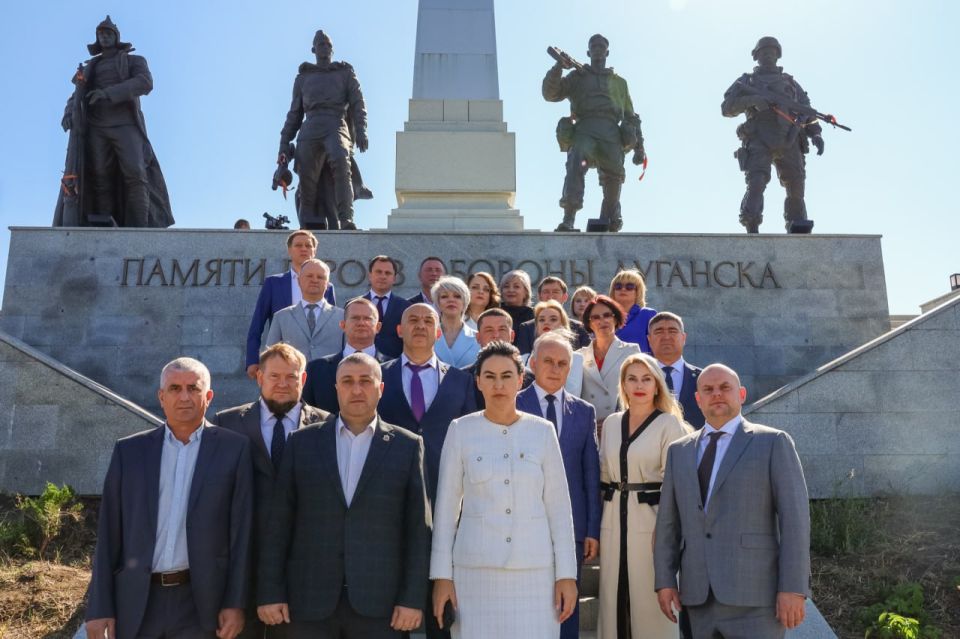 В преддверии Дня города Луганска депутаты Народного Совета ЛНР почтили память защитников Родины В преддверии Дня города Луганска депутаты Народного Совета ЛНР почтили память защитников Родины