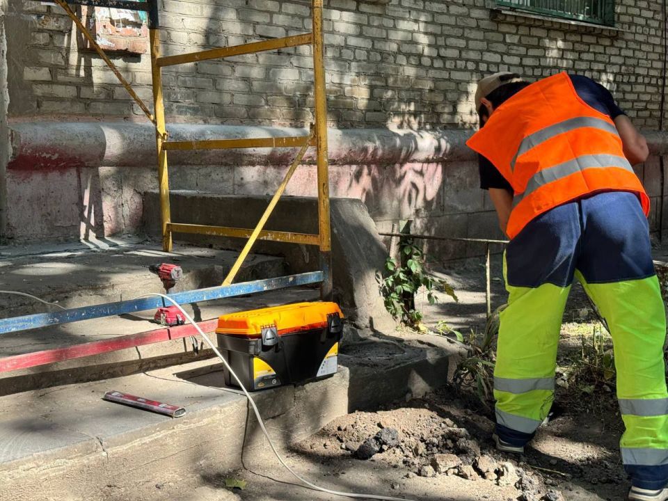В Луганске на Советской ремонтируют козырьки на пяти подъездах В Луганске на Советской ремонтируют козырьки на пяти подъездах