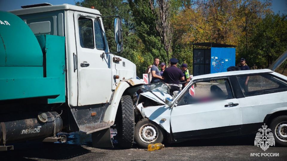 Сотрудники МЧС России устраняли последствия ДТП Сотрудники МЧС России устраняли последствия ДТП