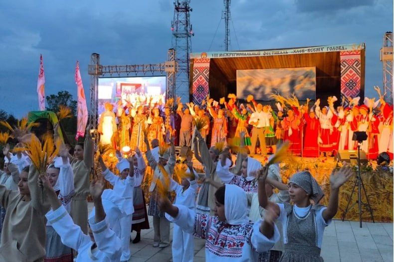 Хоровая группа свердловского Народного ансамбля песни и танца «Барвинок» приняла участие в Межрегиональном фестивале «Хлеб всему голова» Хоровая группа свердловского Народного ансамбля песни и танца «Барвинок» приняла участие в Межрегиональном фестивале «Хлеб всему голова»