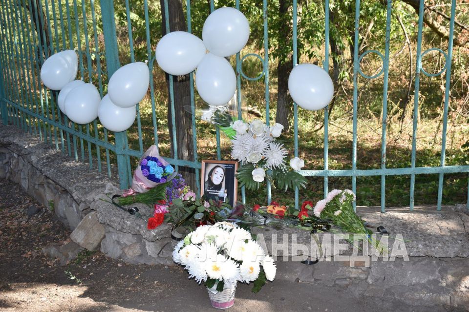 В Перевальске состоялся митинг-реквием в память о жертвах удара со стороны украинских силовиков по Перевальскому колледжу В Перевальске состоялся митинг-реквием в память о жертвах удара со стороны украинских силовиков по Перевальскому колледжу