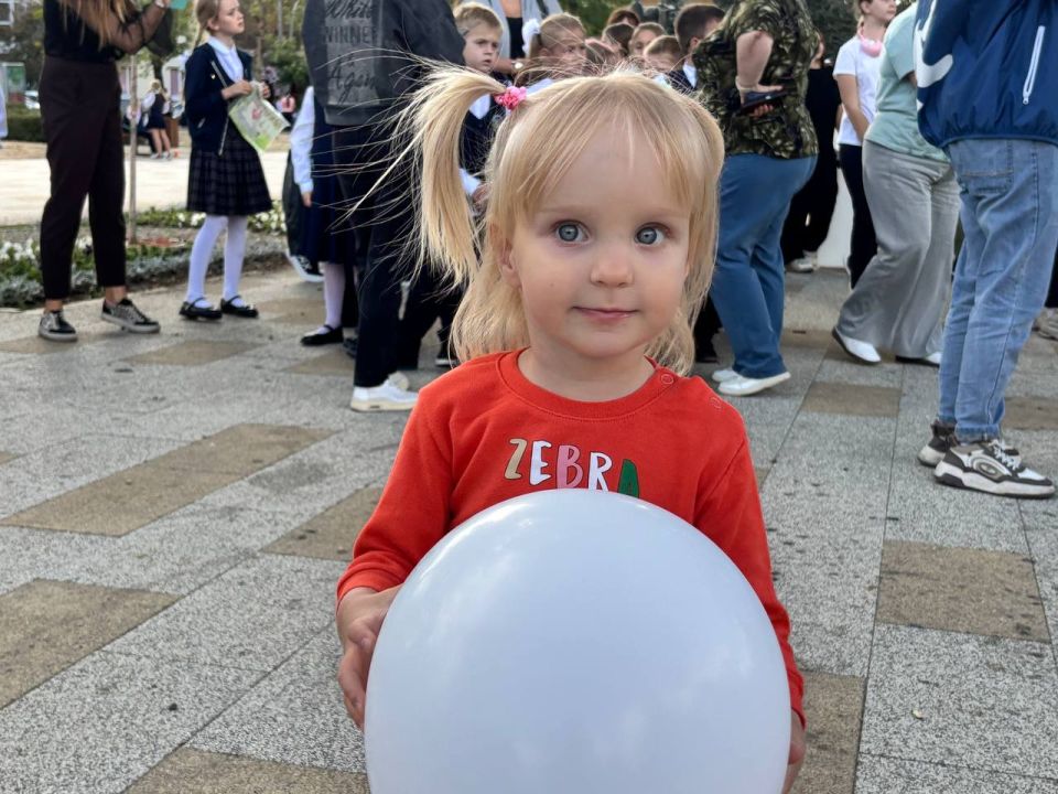 Прямо сейчас поздравляем юных луганчан с наступающим 230-летием города! Приходите в Сквер имени Героев «Молодой гвардии»: здесь игры, конкурсы, ростовые медведи Миша и Маша, сувениры и подарки! А главное – здесь весело всем:... Прямо сейчас поздравляем юных луганчан с наступающим 230-летием города! Приходите в Сквер имени Героев «Молодой гвардии»: здесь игры, конкурсы, ростовые медведи Миша и Маша, сувениры и подарки! А главное – здесь весело всем:...