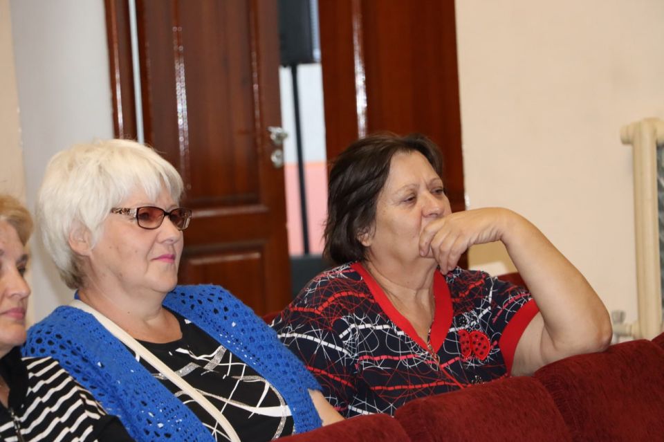 Наталия Жулинская: Открытый диалог. Вчера открыто и конструктивно общалась с жителями города Ирмино Наталия Жулинская: Открытый диалог. Вчера открыто и конструктивно общалась с жителями города Ирмино