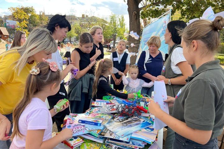 Аквагрим, конкурс рисунков, эстафеты и море подарков: В кануну Дня города для юных луганчан устроили праздник Аквагрим, конкурс рисунков, эстафеты и море подарков: В кануну Дня города для юных луганчан устроили праздник