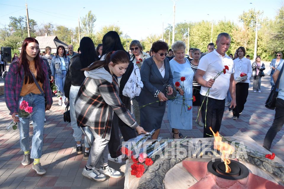 В Перевальске состоялся митинг-реквием в память о жертвах удара со стороны украинских силовиков по Перевальскому колледжу В Перевальске состоялся митинг-реквием в память о жертвах удара со стороны украинских силовиков по Перевальскому колледжу