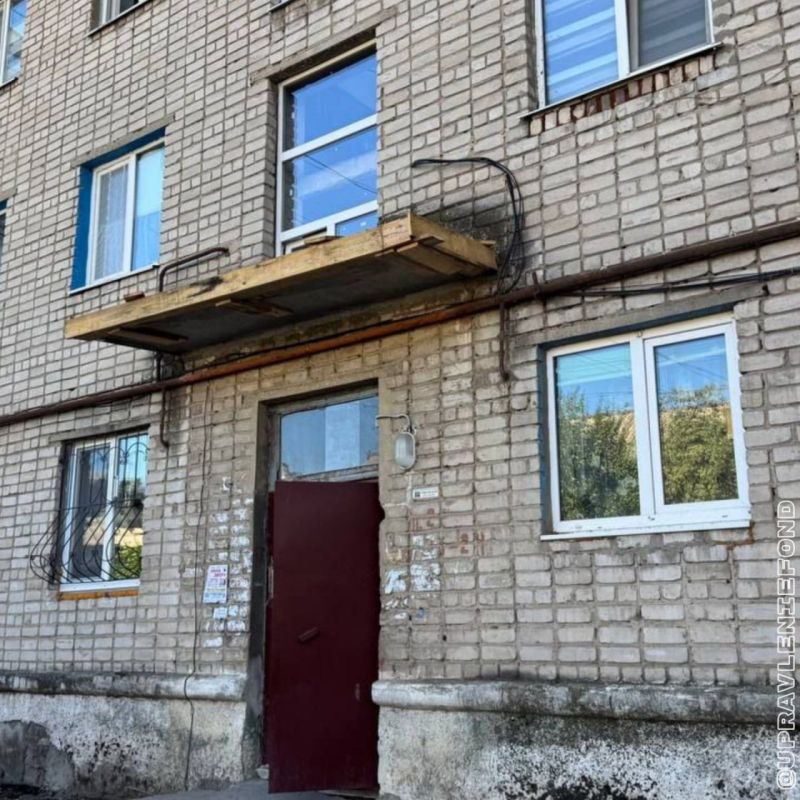 В Луганске активно идёт работа по ремонту оконных проёмов на лестничных площадках В Луганске активно идёт работа по ремонту оконных проёмов на лестничных площадках
