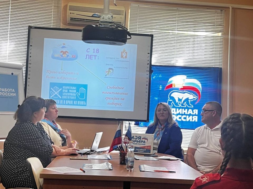 Председатель ТИК Беловодского района провёл встречу с молодежью «Твой выбор – твоё будущее» Председатель ТИК Беловодского района провёл встречу с молодежью «Твой выбор – твоё будущее»