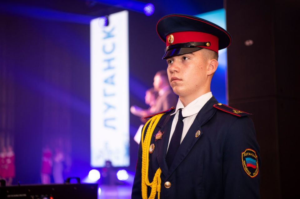 На праздничном концерте ко Дню города и 230-летию Луганска Алексей Самойлов вручил награды Главы ЛНР На праздничном концерте ко Дню города и 230-летию Луганска Алексей Самойлов вручил награды Главы ЛНР