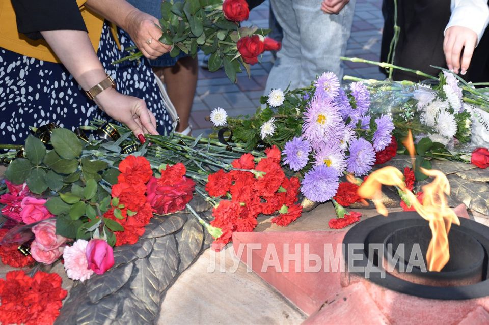 В Перевальске состоялся митинг-реквием в память о жертвах удара со стороны украинских силовиков по Перевальскому колледжу В Перевальске состоялся митинг-реквием в память о жертвах удара со стороны украинских силовиков по Перевальскому колледжу