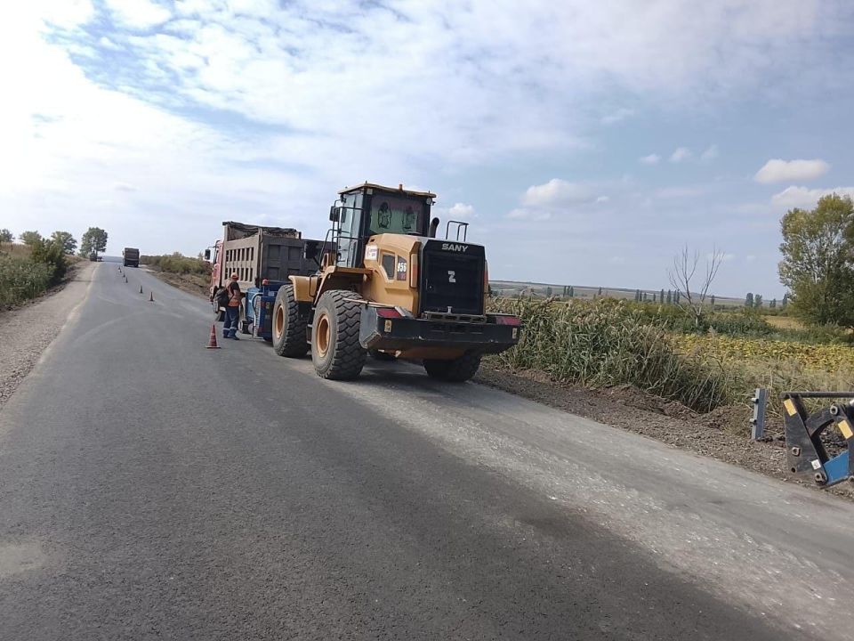 На участке дороги "Беловодск-Брусовка" закончили укладку щебеночно-песочной смеси в обочины На участке дороги "Беловодск-Брусовка" закончили укладку щебеночно-песочной смеси в обочины
