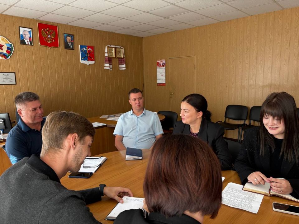 Альберт Зинченко: Сегодня Первый заместитель Главы Станично-Луганского МО Владимир Макеев совместно с заместителем Главы Станично-Луганского МО Анной Кулиш встретились с представителями Министерства культуры ЛНР и командой... Альберт Зинченко: Сегодня Первый заместитель Главы Станично-Луганского МО Владимир Макеев совместно с заместителем Главы Станично-Луганского МО Анной Кулиш встретились с представителями Министерства культуры ЛНР и командой...