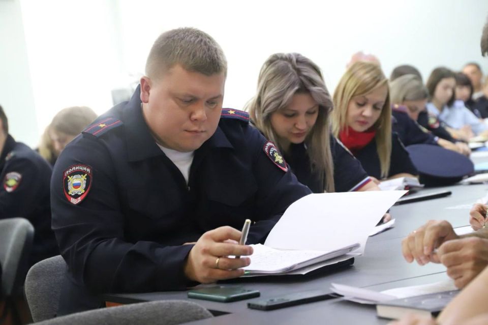 Александр Корниенко провёл рабочее совещание с участием руководителей УРЛС и представителей кадровых подразделений территориальных органов МВД по Луганской Народной Республике Александр Корниенко провёл рабочее совещание с участием руководителей УРЛС и представителей кадровых подразделений территориальных органов МВД по Луганской Народной Республике