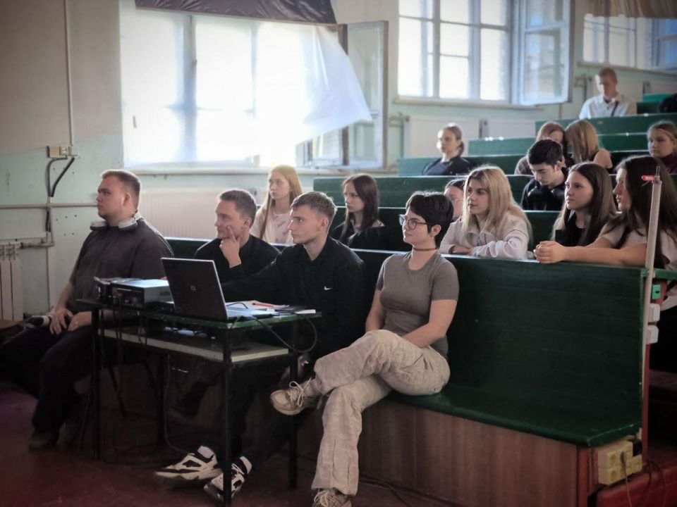 В Стахановском инженерно-педагогическом институте «ЛГУ им. В.Даля» состоялась премьера фильма «Эпоха России» В Стахановском инженерно-педагогическом институте «ЛГУ им. В.Даля» состоялась премьера фильма «Эпоха России»