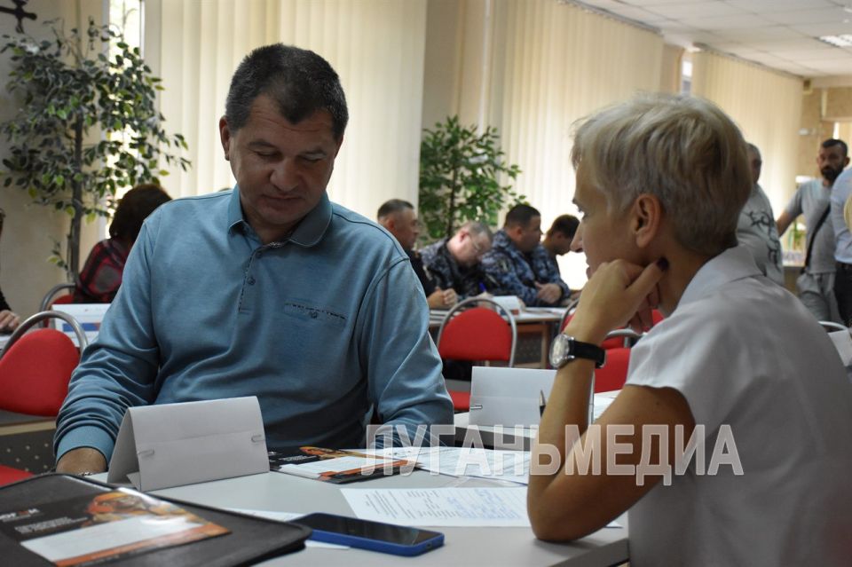 В Алчевске состоялась ярмарка вакансий для участников СВО и членов их семей В Алчевске состоялась ярмарка вакансий для участников СВО и членов их семей