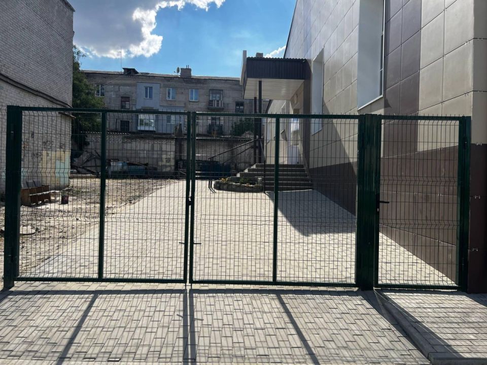 Шеф-регион Республика Татарстан отремонтировала Лисичанскую ДЮСШ и благоустроила прилегающую к спортшколе территорию Шеф-регион Республика Татарстан отремонтировала Лисичанскую ДЮСШ и благоустроила прилегающую к спортшколе территорию