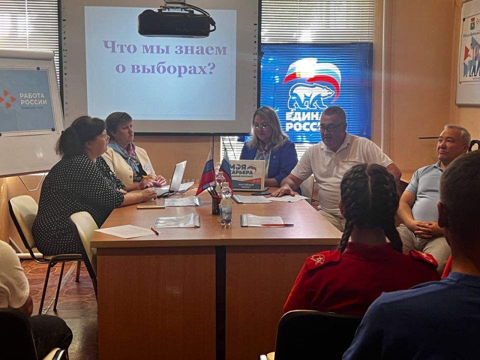 Председатель ТИК Беловодского района провёл встречу с молодежью «Твой выбор – твоё будущее» Председатель ТИК Беловодского района провёл встречу с молодежью «Твой выбор – твоё будущее»