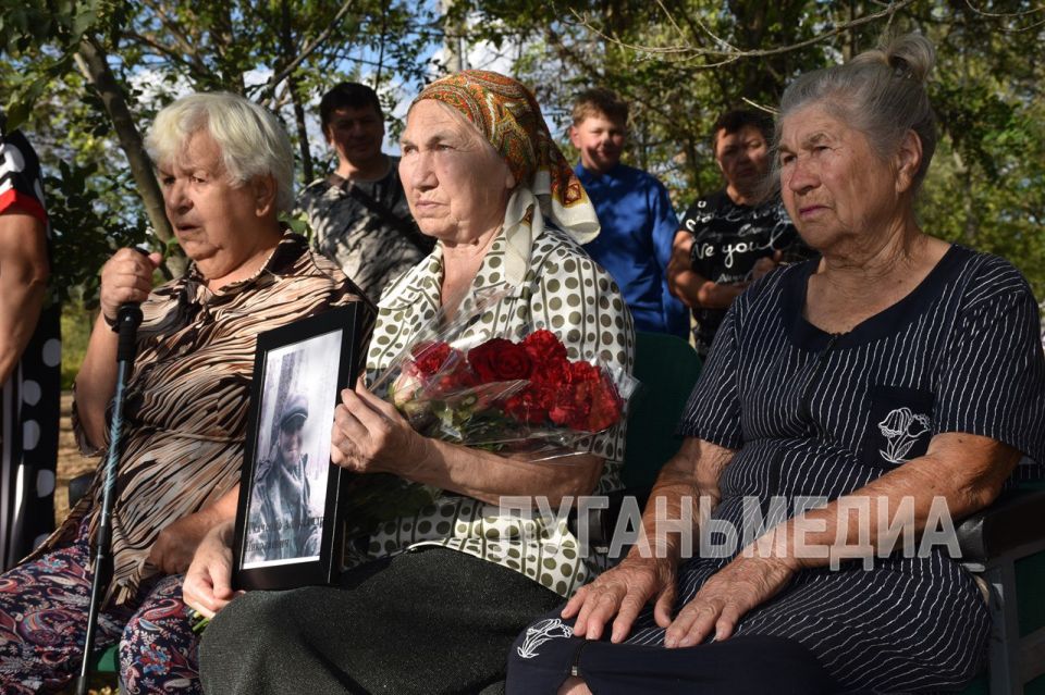 В селе Орехово Антрацитовского м. о. открыли мемориал «Защитникам Донбасса – Героям России» В селе Орехово Антрацитовского м. о. открыли мемориал «Защитникам Донбасса – Героям России»