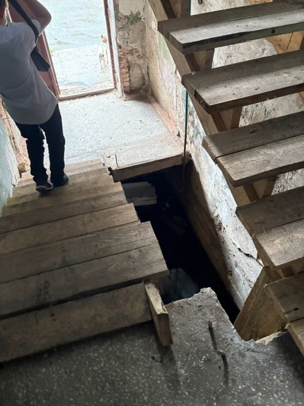 В Кургане жители пожаловались на «лестницы над провалом» в подъезде, по которым страшно ходить В Кургане жители пожаловались на «лестницы над провалом» в подъезде, по которым страшно ходить