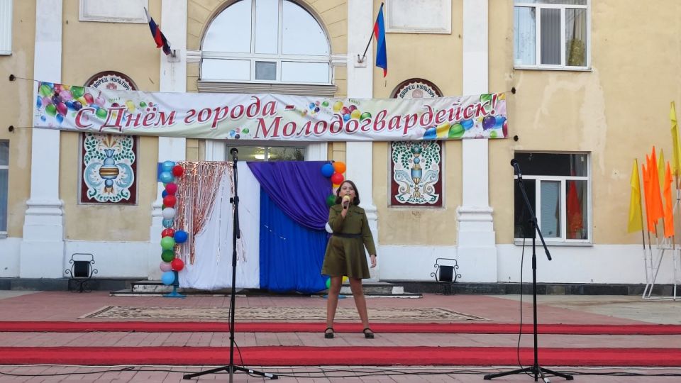 В Молодогвардейске состоялась концертная программа «С днем рождения, городок!» В Молодогвардейске состоялась концертная программа «С днем рождения, городок!»