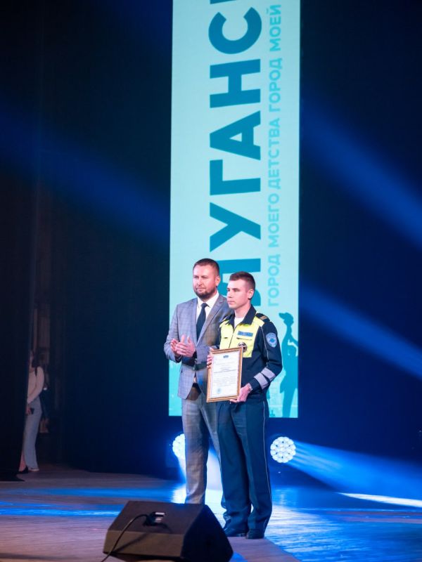 В 230-ую годовщину образования Луганска служебные заслуги двух полицейских отмечены на уровне руководства республики В 230-ую годовщину образования Луганска служебные заслуги двух полицейских отмечены на уровне руководства республики