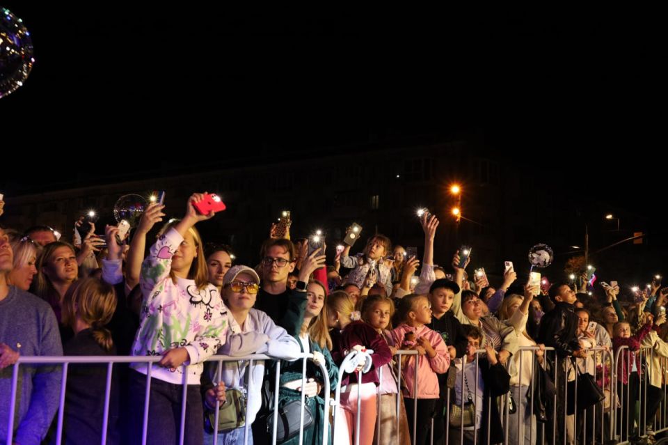 Денис Мирошниченко в ходе праздничного концерта поздравил жителей Луганска с Днем города Денис Мирошниченко в ходе праздничного концерта поздравил жителей Луганска с Днем города