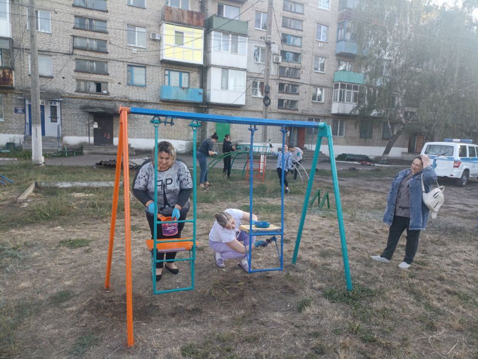 В посёлке Краснодон состоялась замечательная акция, в ходе которой инициативные жители многоквартирных домов проявили свою активность В посёлке Краснодон состоялась замечательная акция, в ходе которой инициативные жители многоквартирных домов проявили свою активность