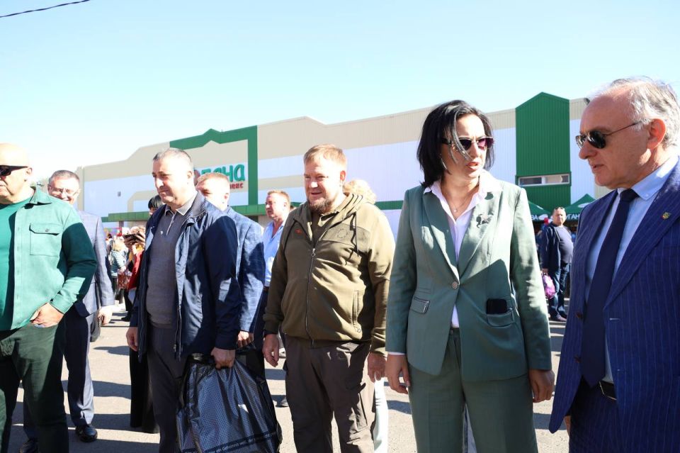 Сегодня на площадке возле рынка «Поляна» открылась ярмарка, посвященная 230-й годовщине основания Луганска Сегодня на площадке возле рынка «Поляна» открылась ярмарка, посвященная 230-й годовщине основания Луганска