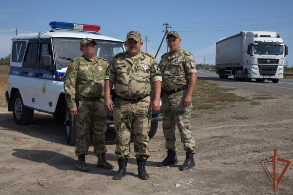 В Луганске росгвардейцы потушили загоревшийся автомобиль с гуманитарной помощью