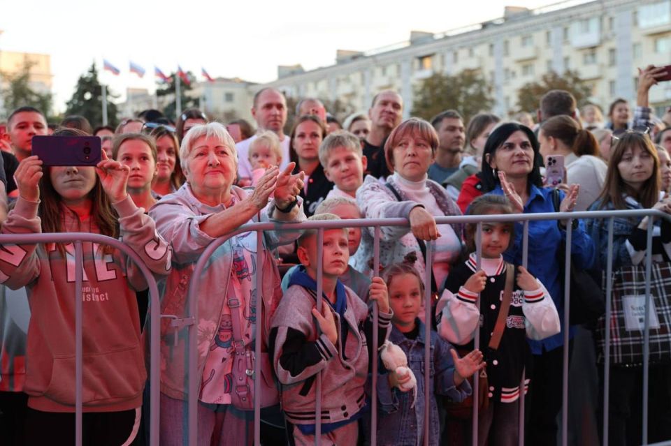 Праздничный концерт ко Дню города в эти минуты проходит на Театральной площади Луганска Праздничный концерт ко Дню города в эти минуты проходит на Театральной площади Луганска