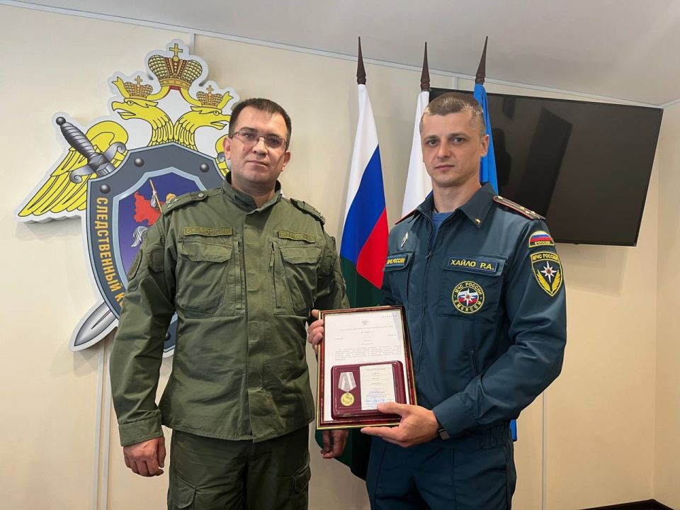 В ЛНР по поручению Председателя СК России А.И. Бастрыкина награжден ведомственной медалью сотрудник МЧС, спасший двухлетнюю девочку из горящего дома