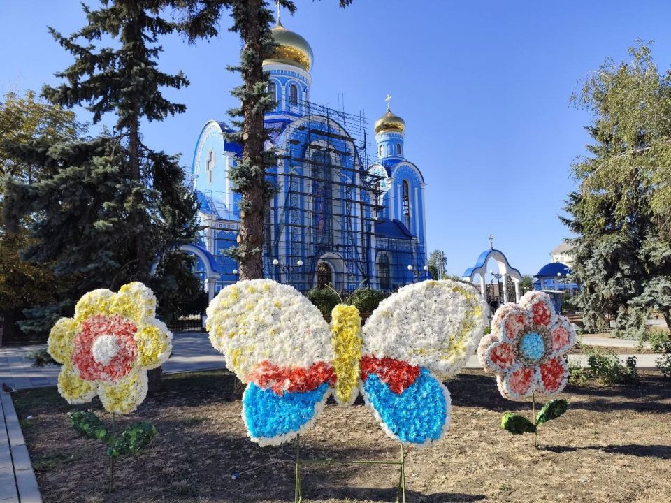 Ко Дню города предприниматели подарили Луганску красочную цветочную инсталляцию В дни празднования юбилея предприниматели из Луганска подарили городу красочную цветочную инсталляцию, которую установили в самом центре возле... Ко Дню города предприниматели подарили Луганску красочную цветочную инсталляцию В дни празднования юбилея предприниматели из Луганска подарили городу красочную цветочную инсталляцию, которую установили в самом центре возле...