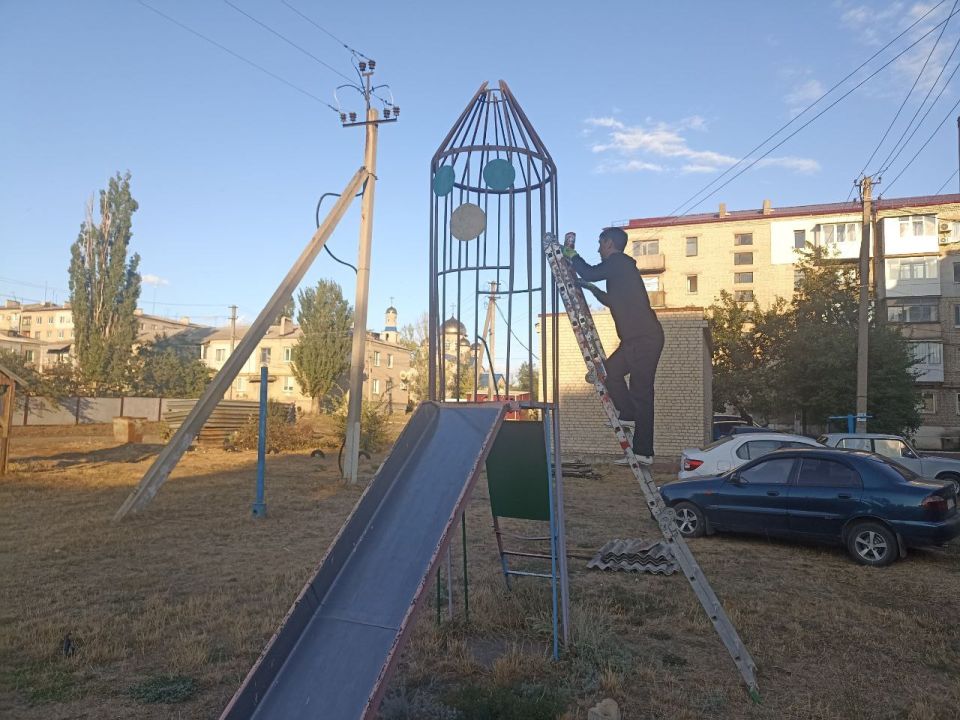 В посёлке Краснодон состоялась замечательная акция, в ходе которой инициативные жители многоквартирных домов проявили свою активность В посёлке Краснодон состоялась замечательная акция, в ходе которой инициативные жители многоквартирных домов проявили свою активность