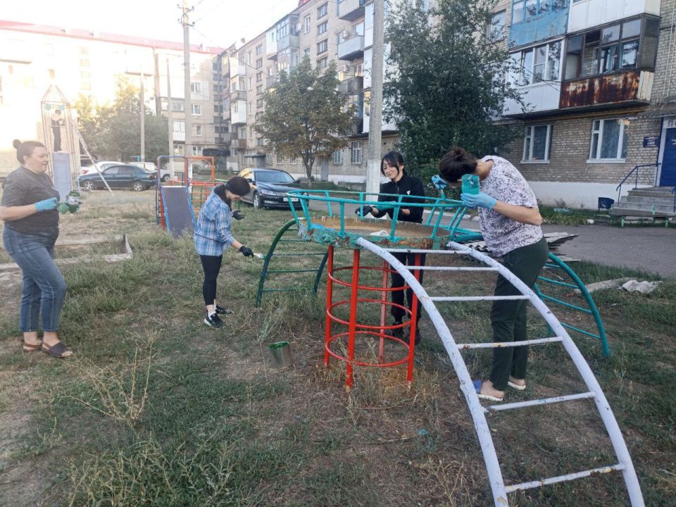 В посёлке Краснодон состоялась замечательная акция, в ходе которой инициативные жители многоквартирных домов проявили свою активность В посёлке Краснодон состоялась замечательная акция, в ходе которой инициативные жители многоквартирных домов проявили свою активность