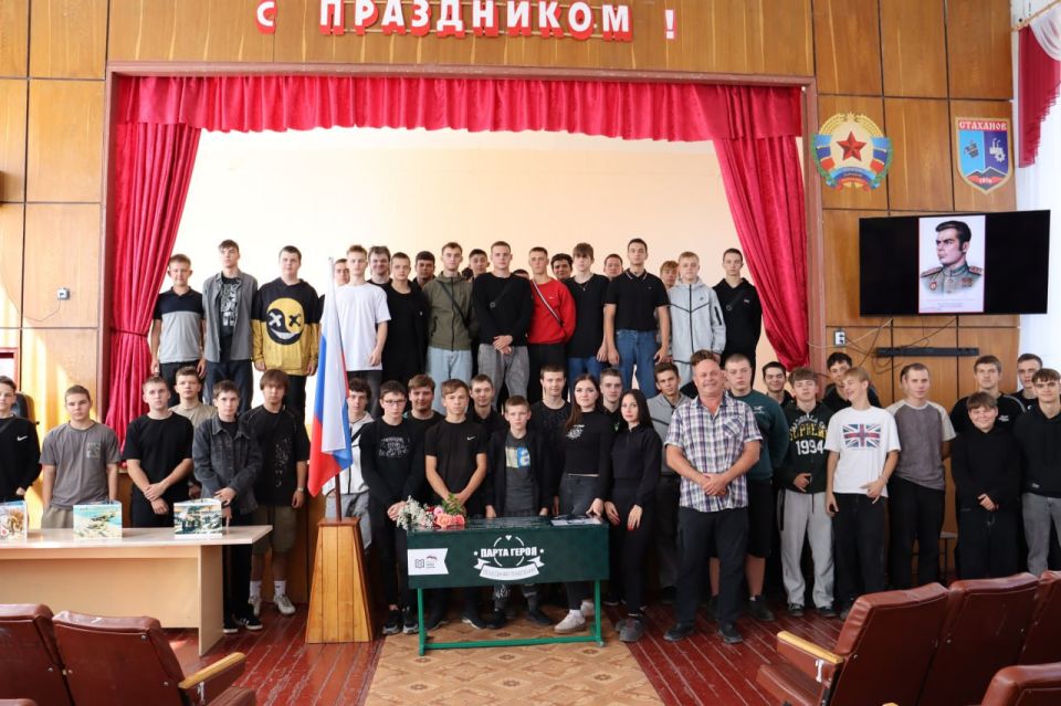 В память о герое-земляке. В стенах Стахановского колледжа имени К.Г. Петрова состоялась торжественная церемония открытия памятной парты дважды Герою Советского Союза, выдающемуся военному лётчику первого класса, полковнику... В память о герое-земляке. В стенах Стахановского колледжа имени К.Г. Петрова состоялась торжественная церемония открытия памятной парты дважды Герою Советского Союза, выдающемуся военному лётчику первого класса, полковнику...