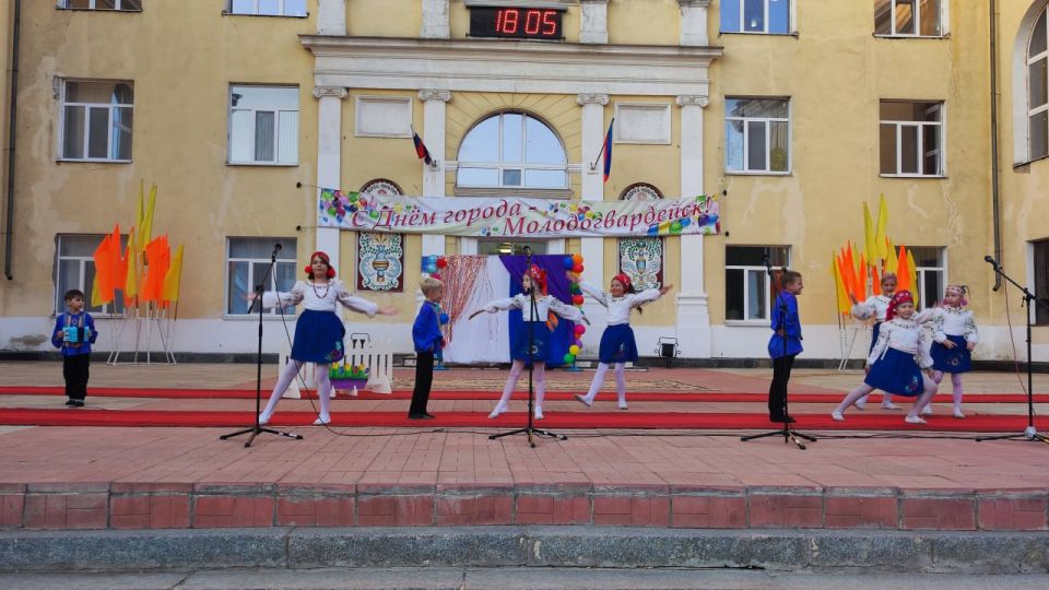 В Молодогвардейске состоялась концертная программа «С днем рождения, городок!» В Молодогвардейске состоялась концертная программа «С днем рождения, городок!»