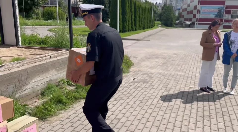 В Калининградской области сотрудники военных следственных органов СК России передали гуманитарную помощь