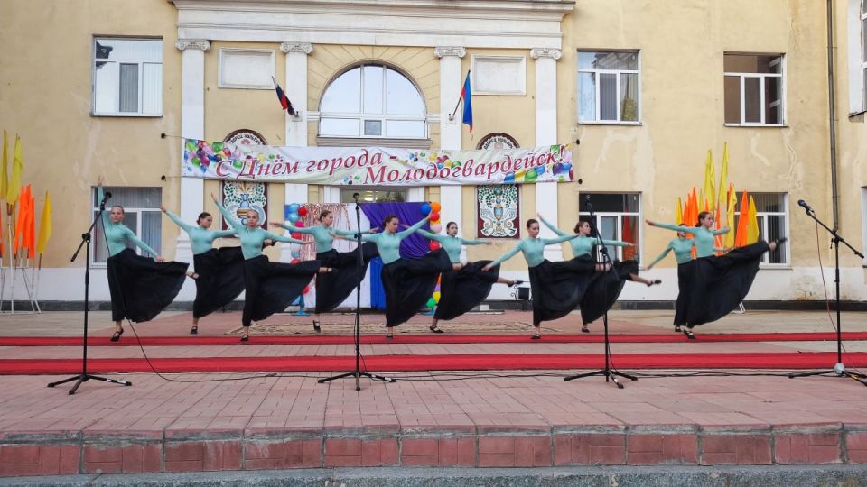 В Молодогвардейске состоялась концертная программа «С днем рождения, городок!» В Молодогвардейске состоялась концертная программа «С днем рождения, городок!»
