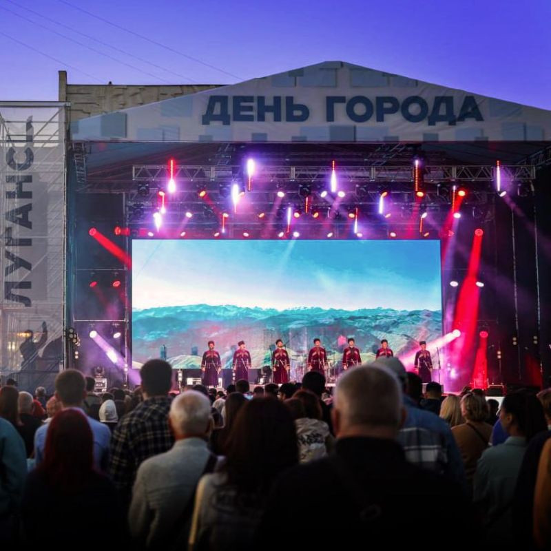 Денис Мирошниченко в ходе праздничного концерта поздравил жителей Луганска с Днем города Денис Мирошниченко в ходе праздничного концерта поздравил жителей Луганска с Днем города