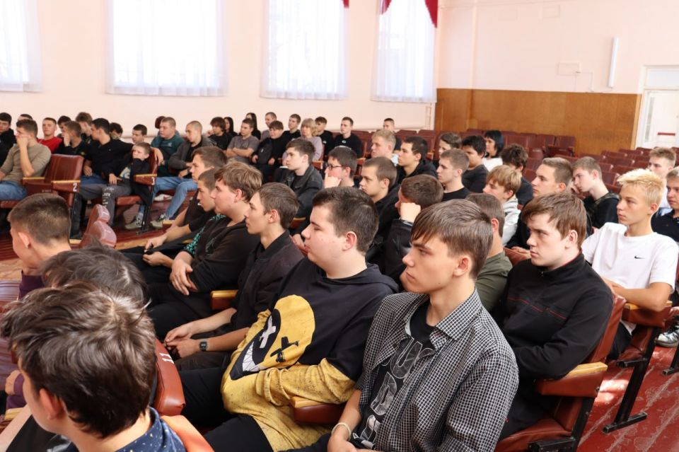 В память о герое-земляке. В стенах Стахановского колледжа имени К.Г. Петрова состоялась торжественная церемония открытия памятной парты дважды Герою Советского Союза, выдающемуся военному лётчику первого класса, полковнику... В память о герое-земляке. В стенах Стахановского колледжа имени К.Г. Петрова состоялась торжественная церемония открытия памятной парты дважды Герою Советского Союза, выдающемуся военному лётчику первого класса, полковнику...