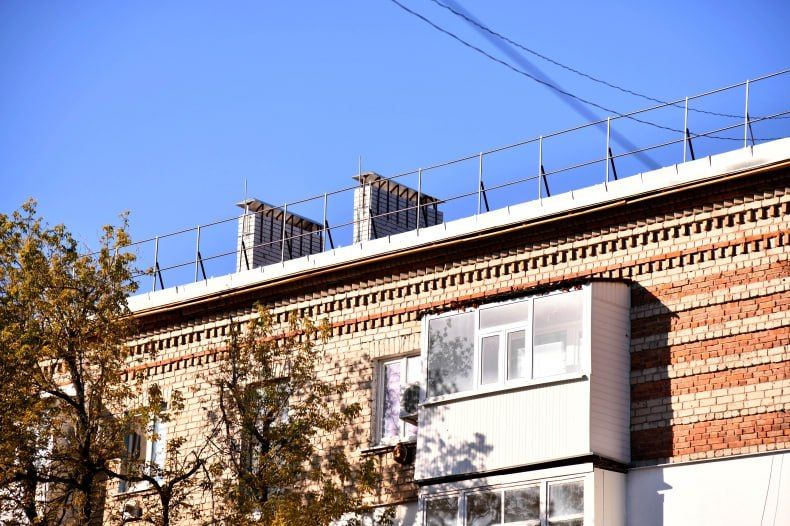 Завершающей стадии достигла еще одна кровля МКД, ремонтируемая Красноярским краем в Свердловске Завершающей стадии достигла еще одна кровля МКД, ремонтируемая Красноярским краем в Свердловске