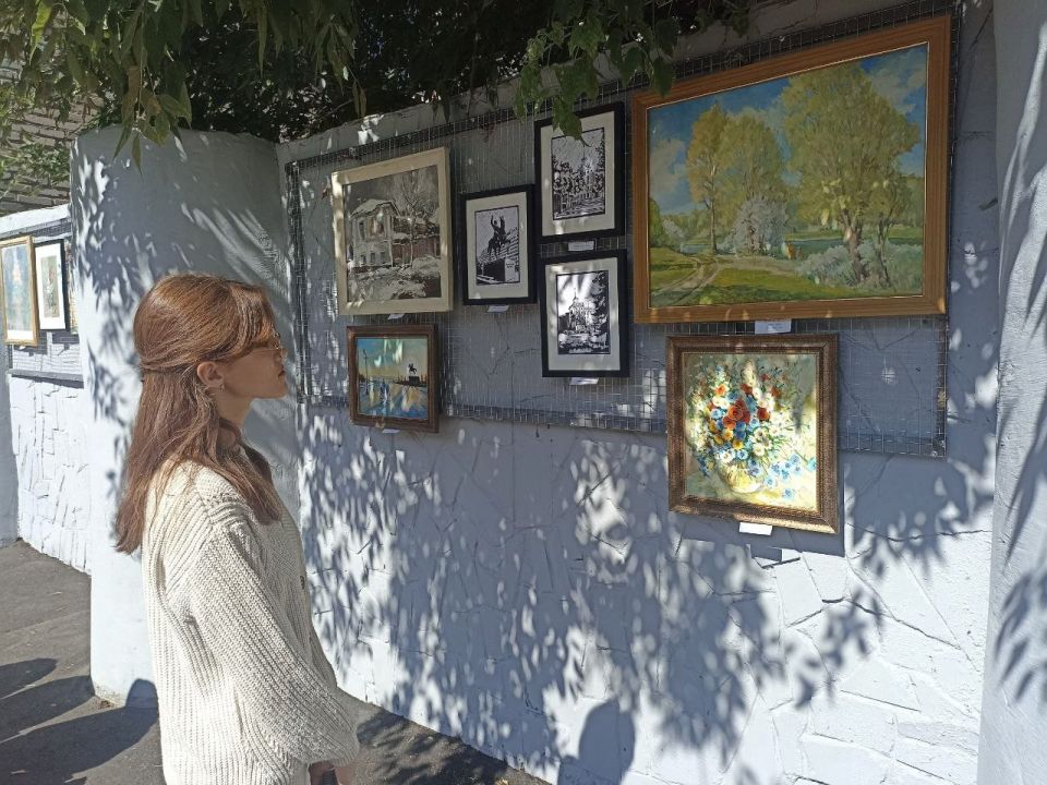 Ко Дню города улица Дениса Иванова (Сент-Этьеновская) превратилась в Луганский Арбат Ко Дню города улица Дениса Иванова (Сент-Этьеновская) превратилась в Луганский Арбат