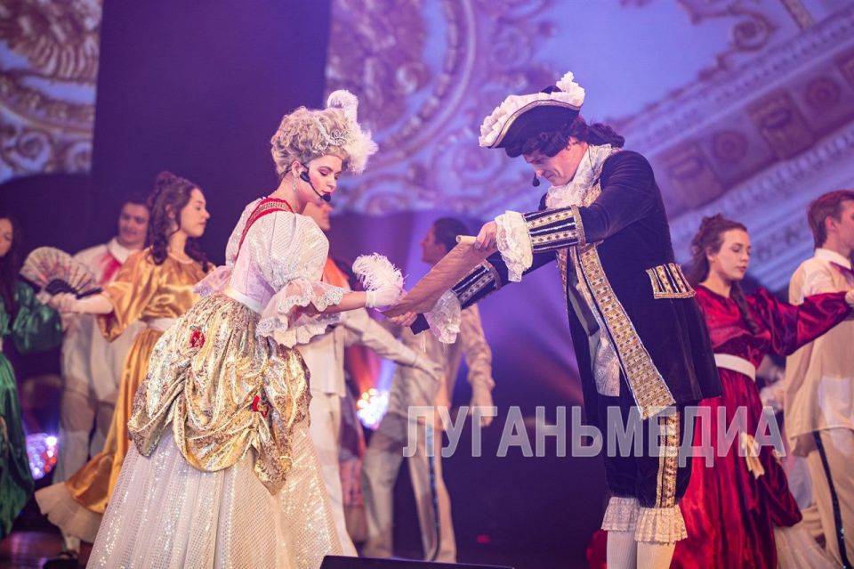 На городском торжественном вручили награды и исполнили песни о Луганске Во Дворце культуры имени В. И. Ленина состоялось торжественное мероприятие, посвященное 230-й годовщине со дня основания Луганска На городском торжественном вручили награды и исполнили песни о Луганске Во Дворце культуры имени В. И. Ленина состоялось торжественное мероприятие, посвященное 230-й годовщине со дня основания Луганска